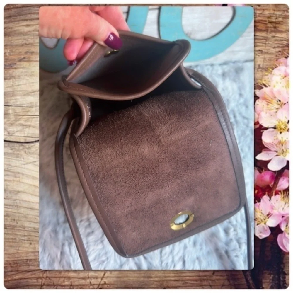 VINTAGE COACH TAUPE BROWN CROSSBODY SCOOTER CROSSBODY BAG
Style 9893 - Picture 9 of 12